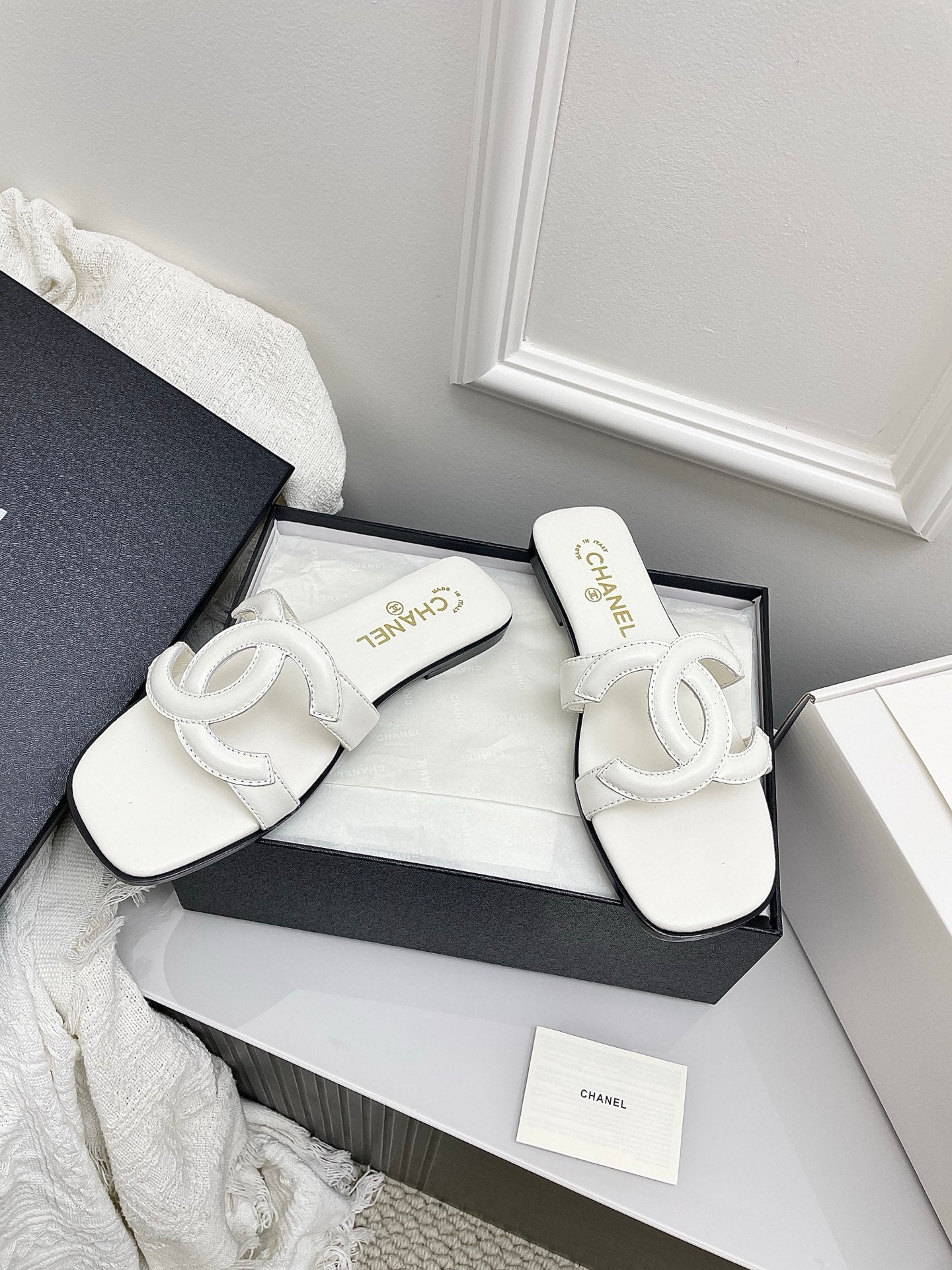 CHANEL CC LOGO MULES IN WHITE CALFSKIN