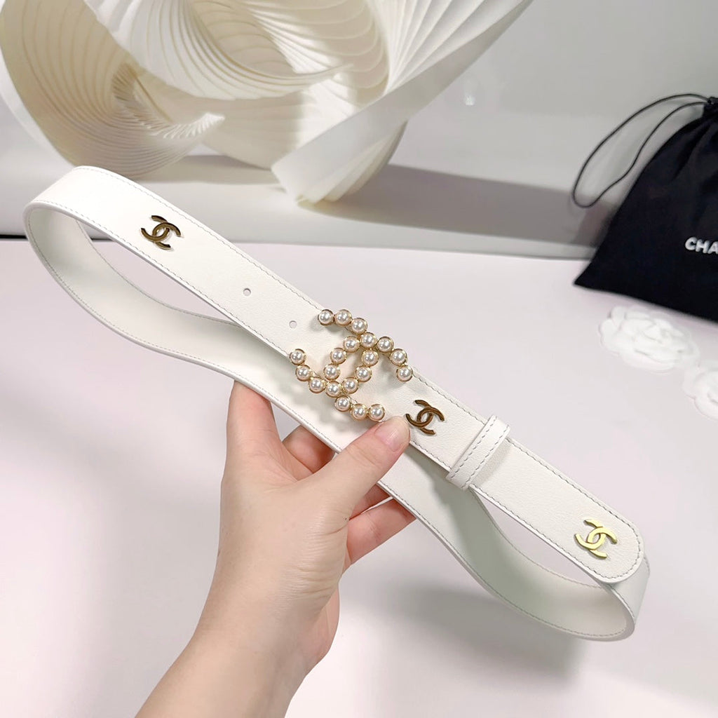 CC BELT 30 MM IN WHITE SMOOTH CALFSKIN WITH GOLD LOGO AND BUCKLE ATTACH PEARL