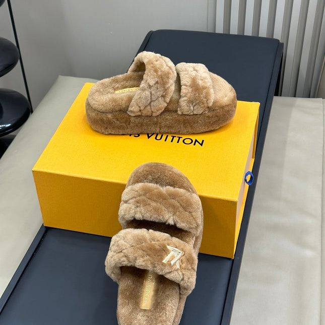 LV WOMEN'S DAD SANDAL MULE IN CAMEL BROWN FLEECE