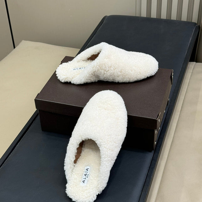 ALAIA 25S SHEARLING COZY SLIPPERS IN WHITE