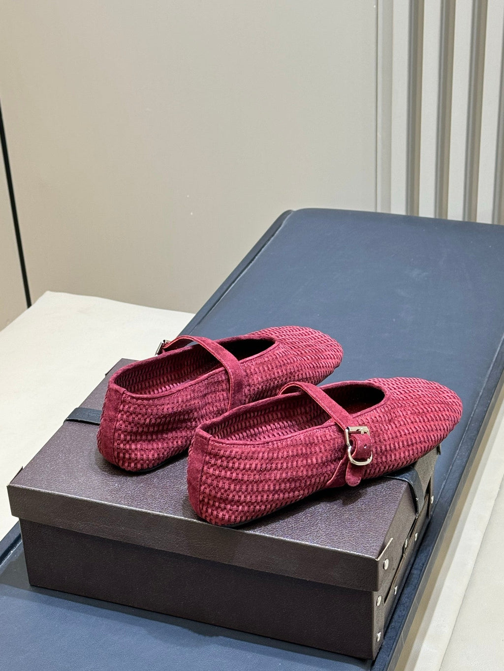 ALAIA 26S KNIT BALLET FLATS IN DARK RED SUEDE