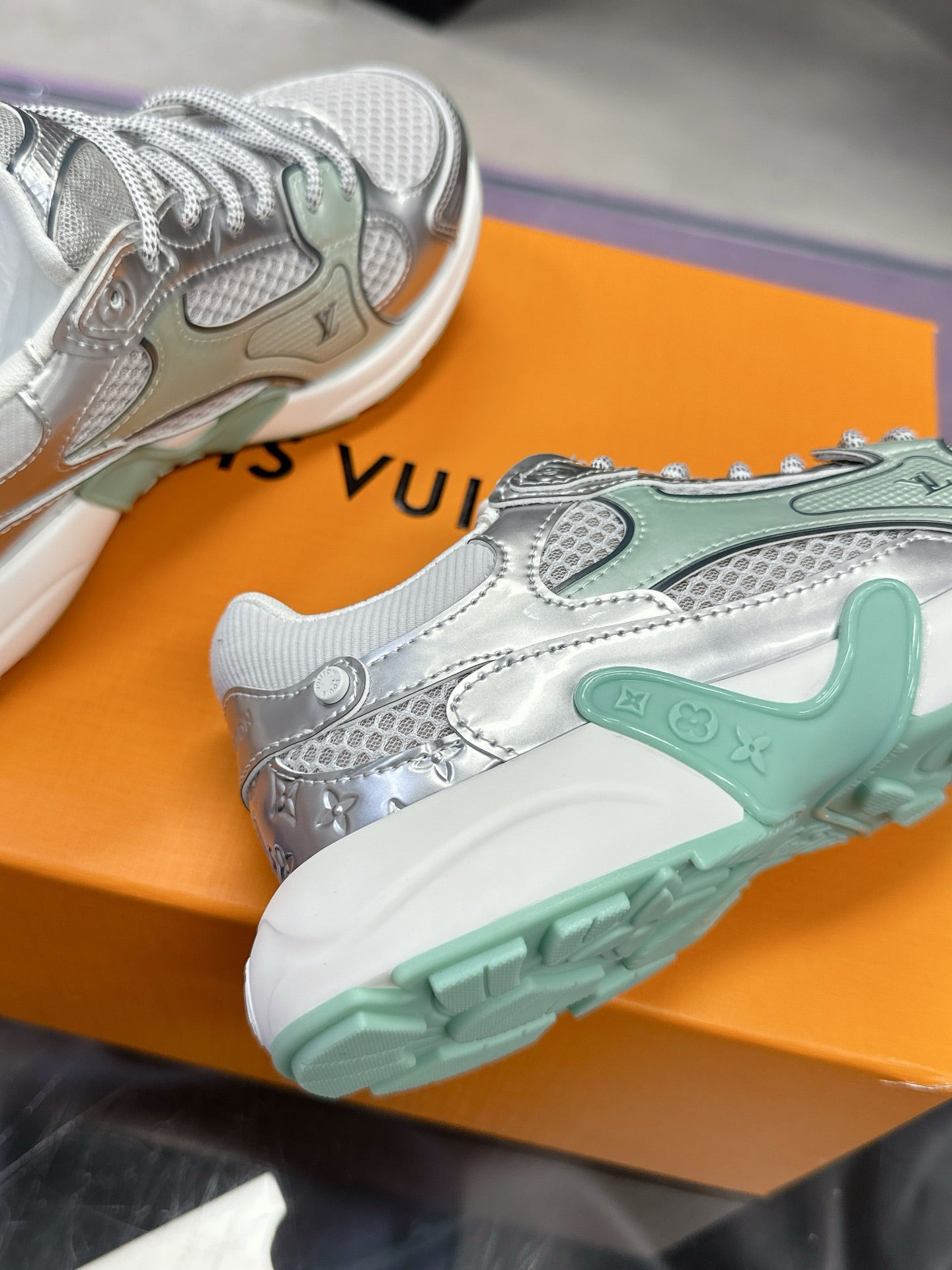 LV SNEAKERS IN SILVER AND GREEN MESH MIX CALFSKIN