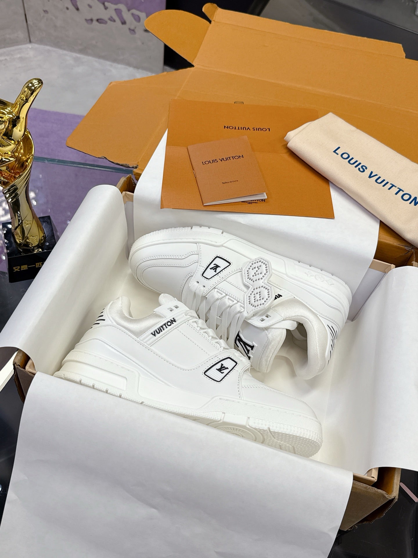 LV 26S LOW TOP SNEAKERS IN WHITE CALFSKIN