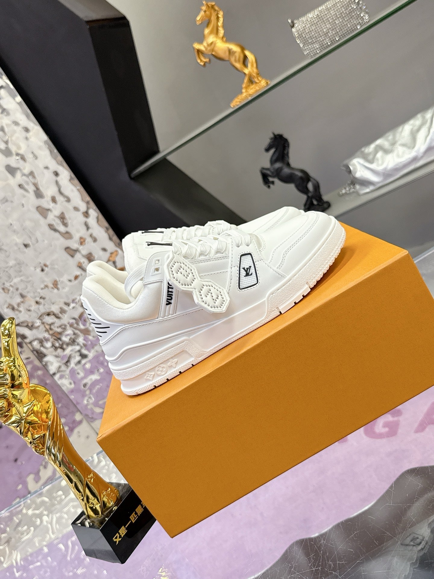 LV 26S LOW TOP SNEAKERS IN WHITE CALFSKIN
