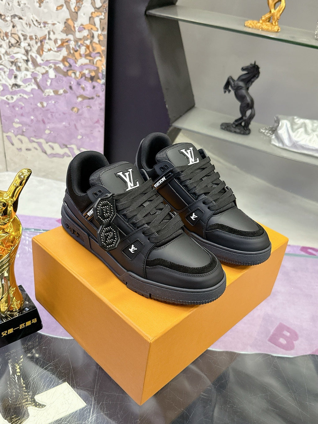 LV 26S LOW TOP SNEAKERS IN BLACK CALFSKIN