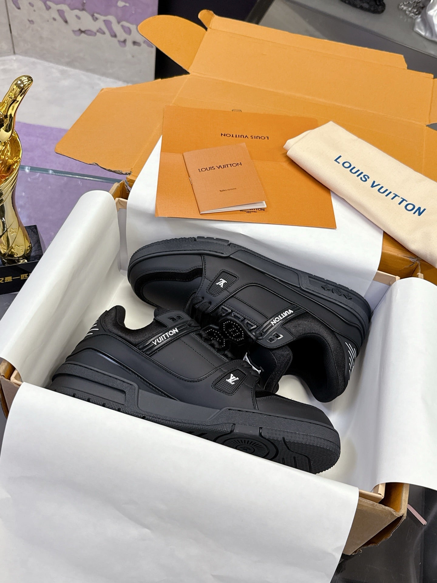 LV 26S LOW TOP SNEAKERS IN BLACK CALFSKIN