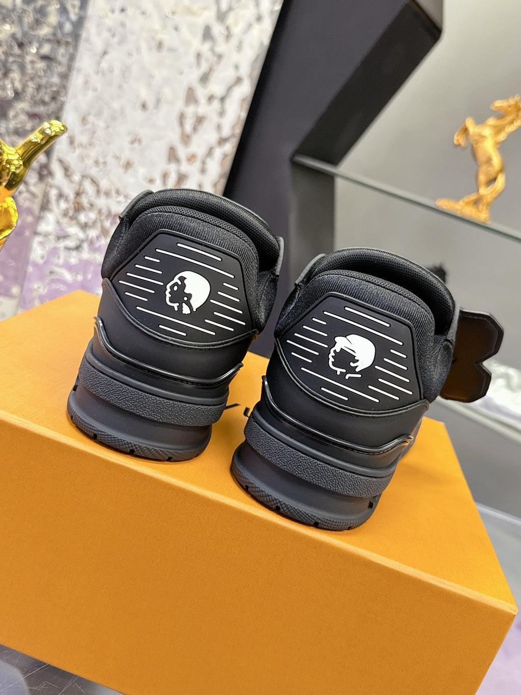 LV 26S LOW TOP SNEAKERS IN BLACK CALFSKIN