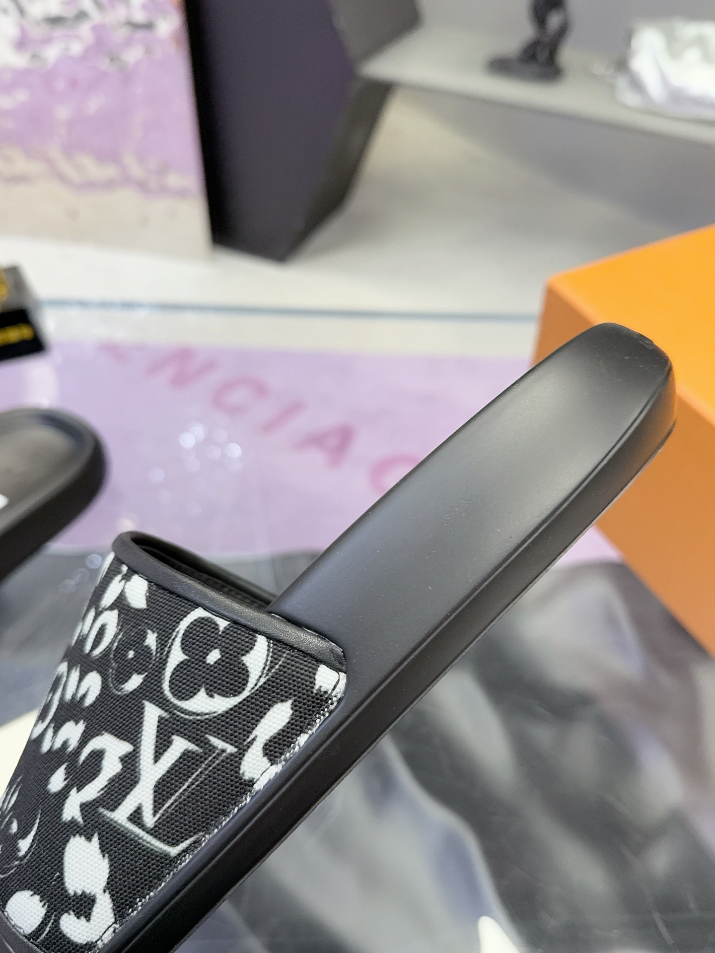 LV 26S SLIDE SANDALS IN BLACK WHITE CALFSKIN AND CANVAS