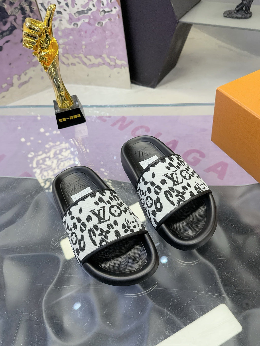 LV 26S SLIDE SANDALS IN WHITE BLACK CALFSKIN AND CANVAS