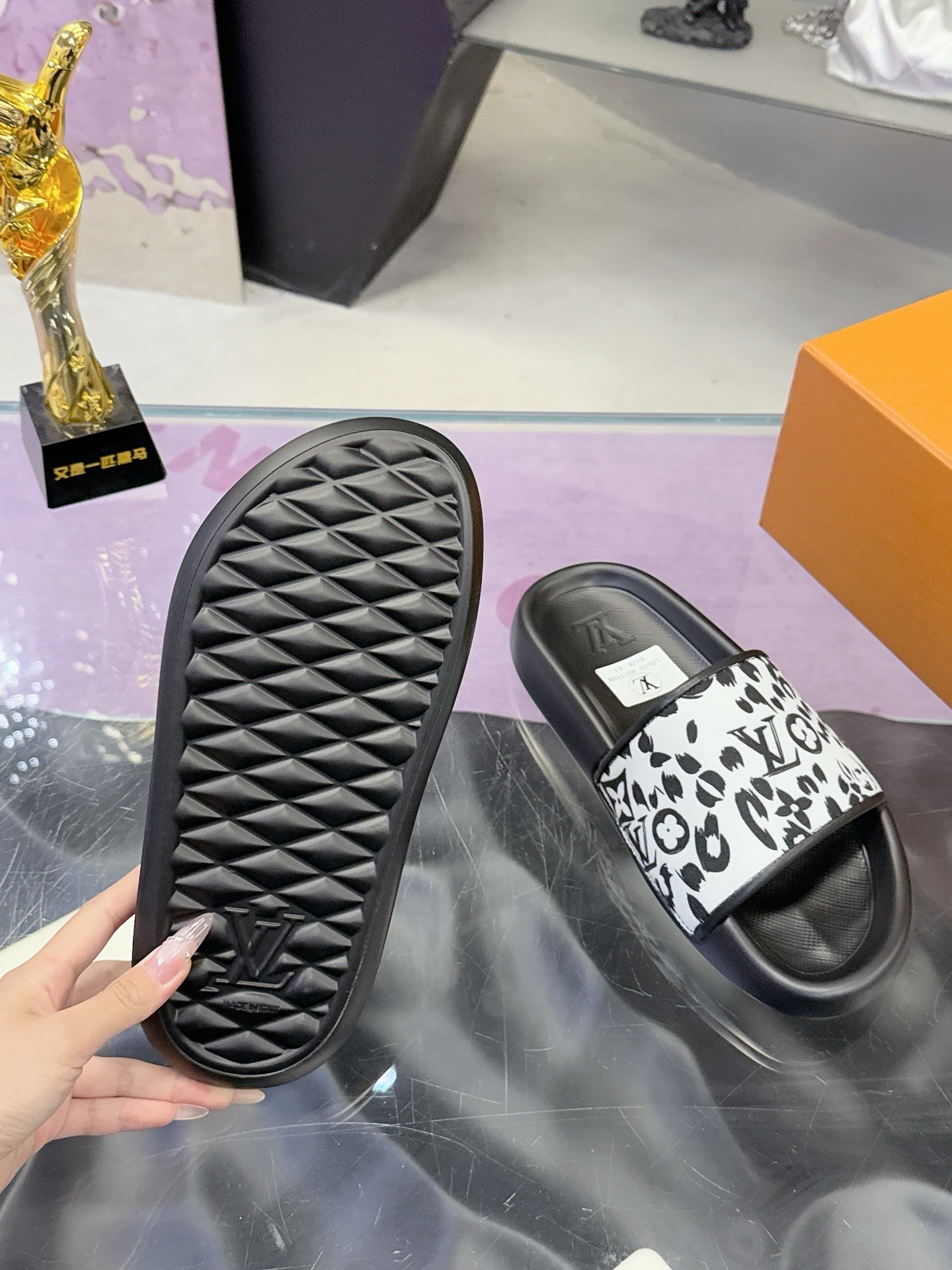 LV 26S SLIDE SANDALS IN WHITE BLACK CALFSKIN AND CANVAS