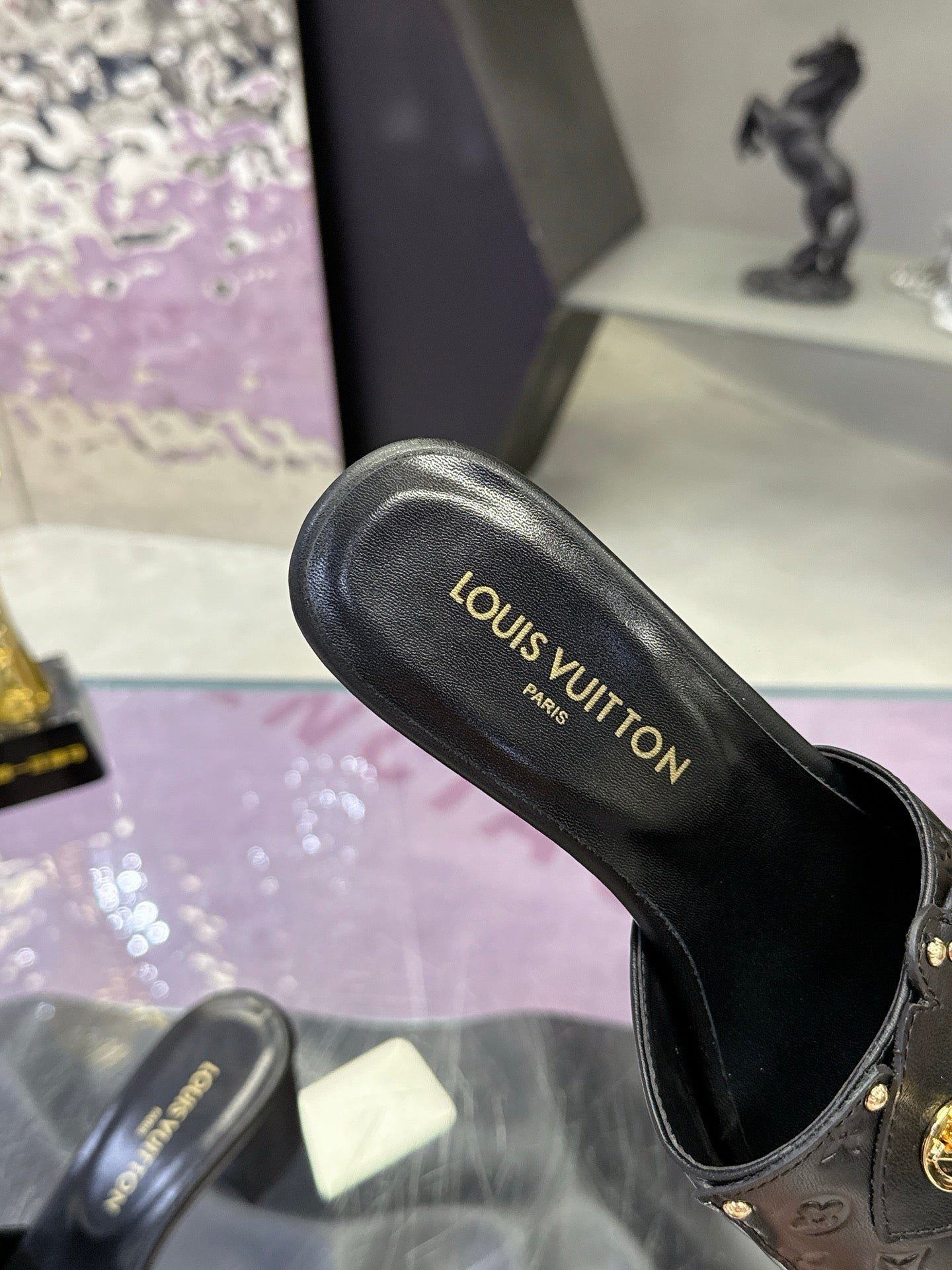 LV 26S BLOCK HEEL MULE SANDALS IN BLACK EMBOSSED CALFSKIN GOLD HARDWARE