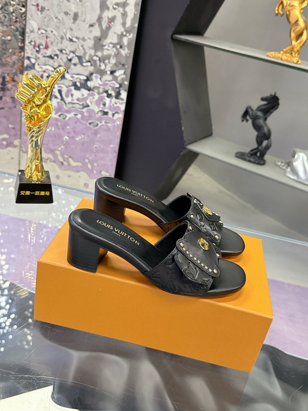LV 26S BLOCK HEEL MULE SANDALS IN BLACK EMBOSSED CALFSKIN GOLD HARDWARE