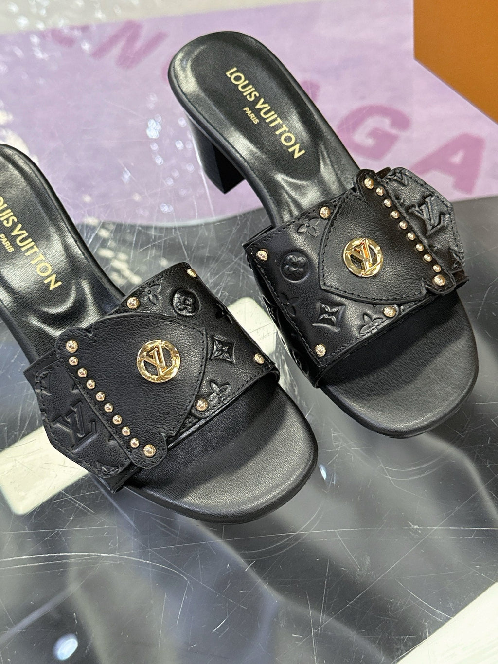 LV 26S BLOCK HEEL MULE SANDALS IN BLACK EMBOSSED CALFSKIN GOLD HARDWARE