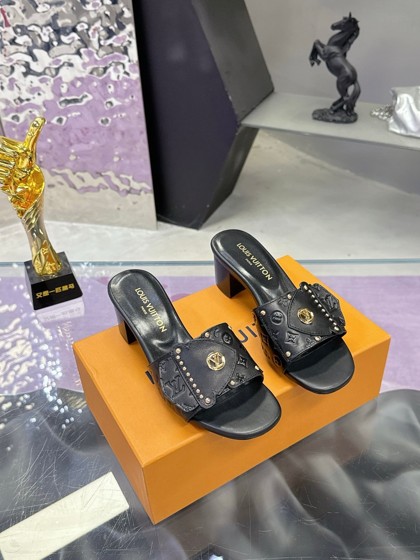 LV 26S BLOCK HEEL MULE SANDALS IN BLACK EMBOSSED CALFSKIN GOLD HARDWARE