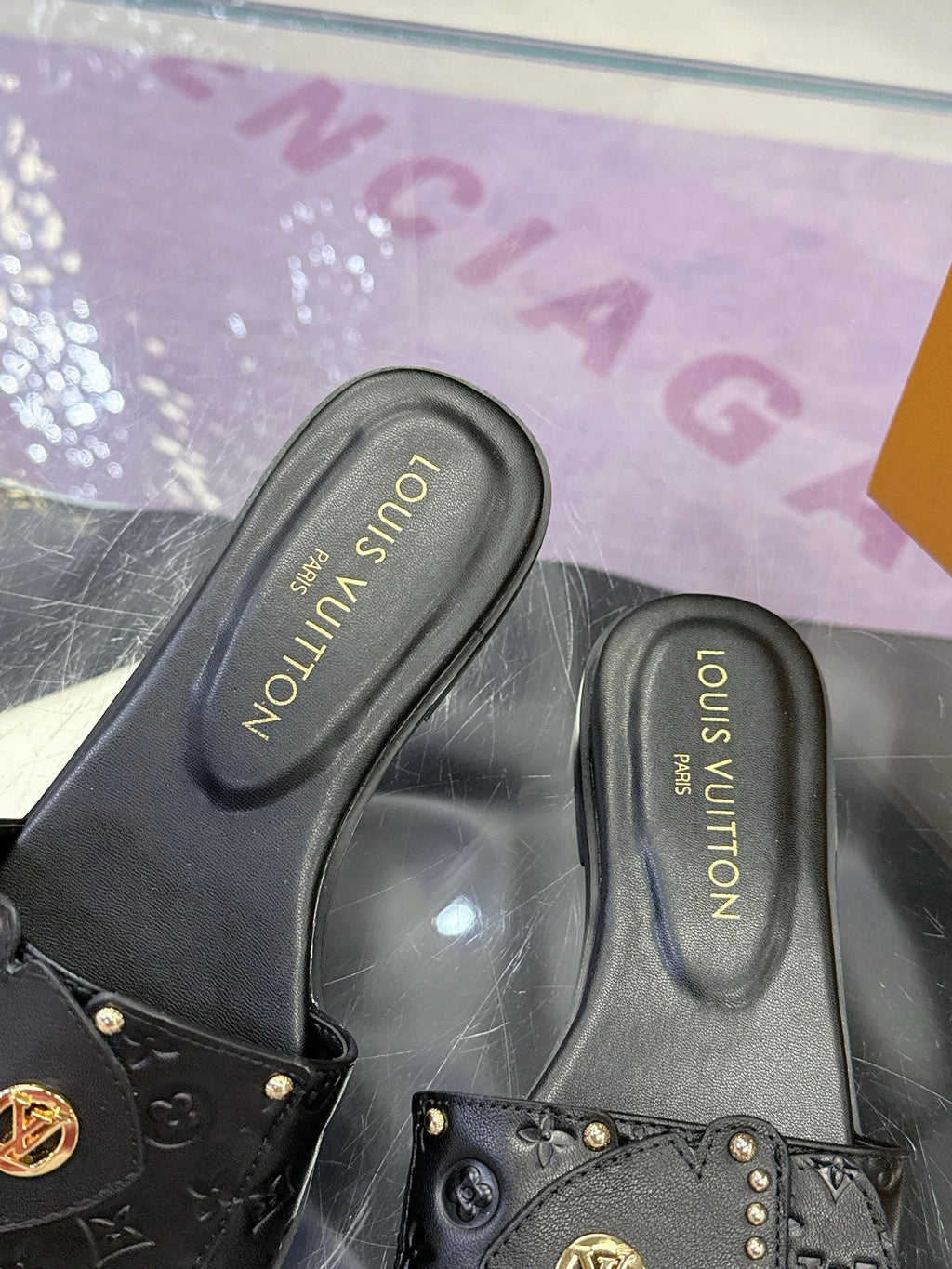 LV 26S FLAT SLIDE SANDALS IN BLACK EMBOSSED CALFSKIN GOLD HARDWARE