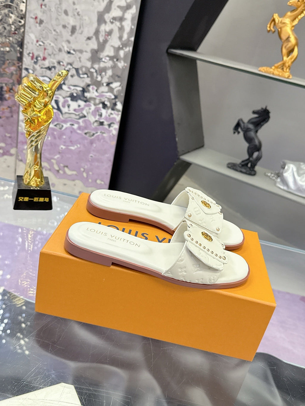 LV 26S FLAT SLIDE SANDALS IN WHITE EMBOSSED CALFSKIN GOLD HARDWARE