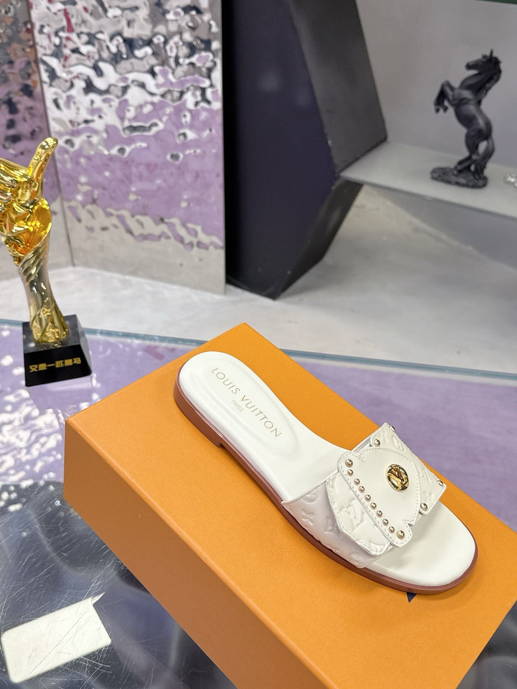 LV 26S FLAT SLIDE SANDALS IN WHITE EMBOSSED CALFSKIN GOLD HARDWARE