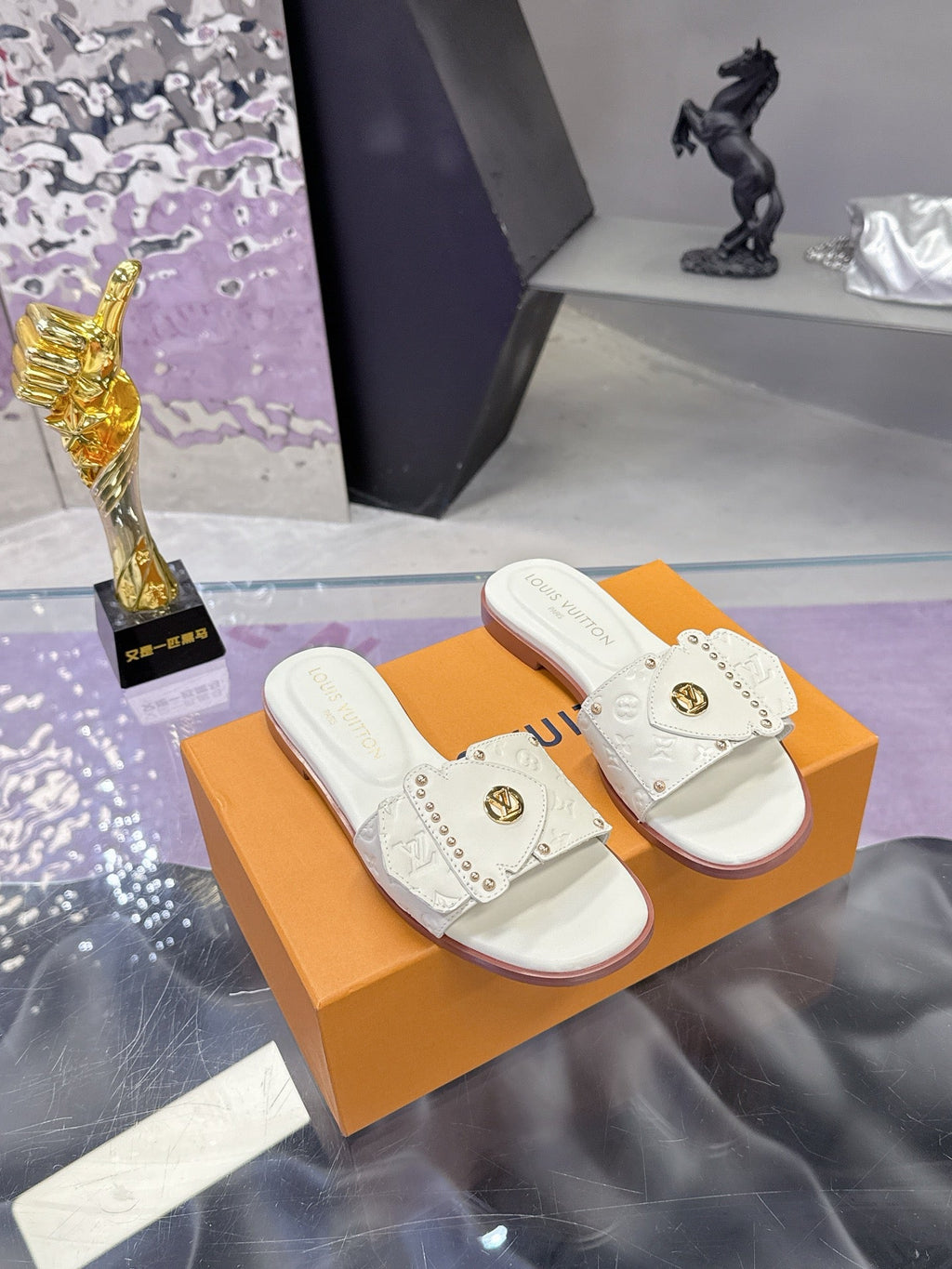 LV 26S FLAT SLIDE SANDALS IN WHITE EMBOSSED CALFSKIN GOLD HARDWARE
