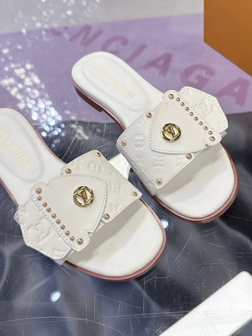 LV 26S FLAT SLIDE SANDALS IN WHITE EMBOSSED CALFSKIN GOLD HARDWARE