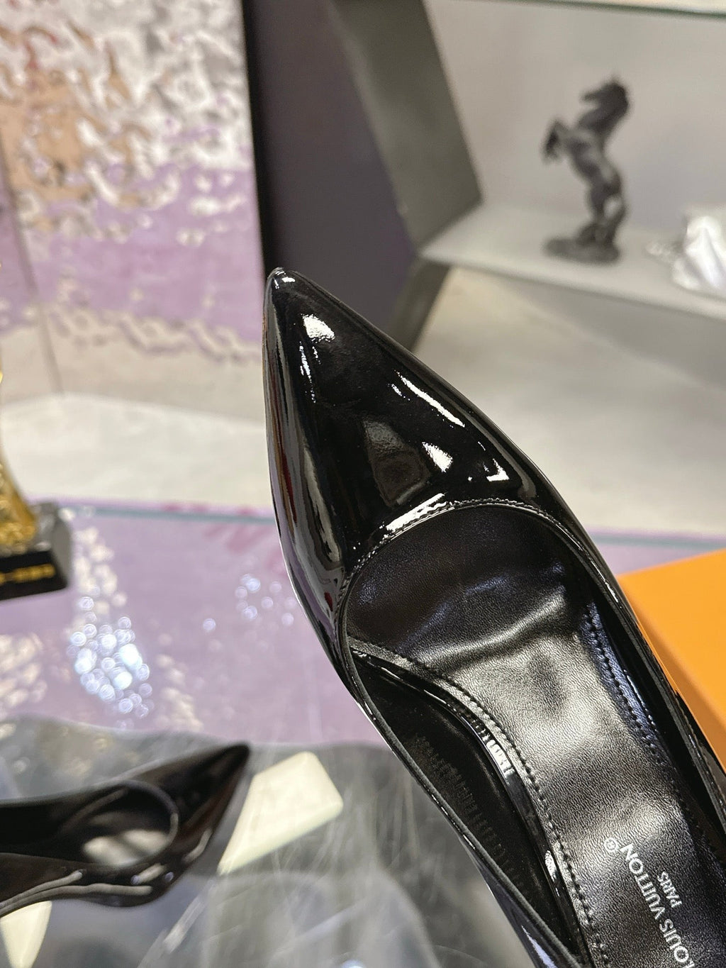 LV 26S POINTED TOE PUMPS 85MM IN BLACK PATENT CALFSKIN