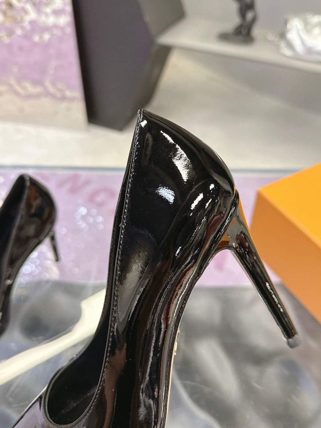 LV 26S POINTED TOE PUMPS 85MM IN BLACK PATENT CALFSKIN