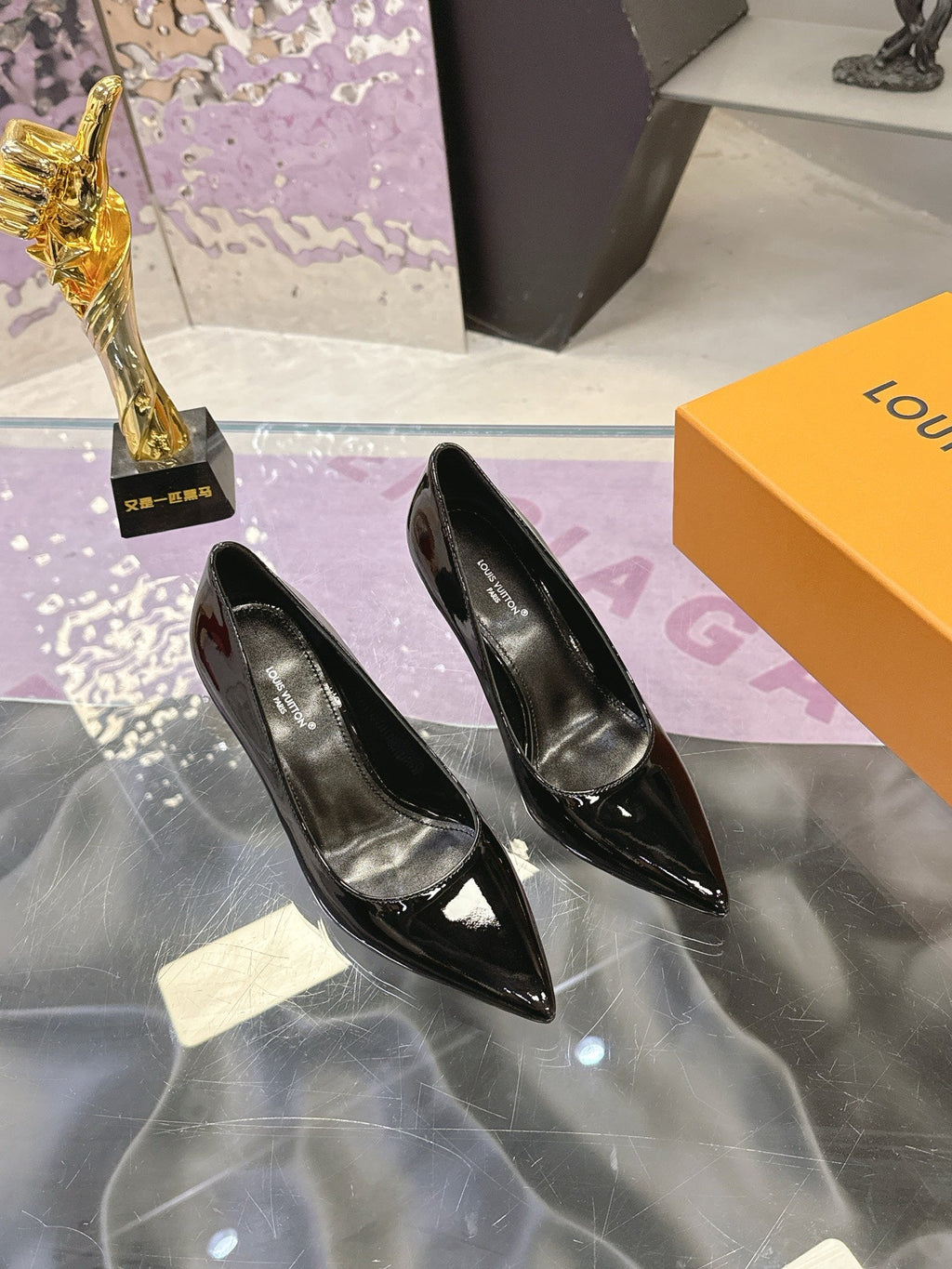 LV 26S POINTED TOE PUMPS 85MM IN BLACK PATENT CALFSKIN