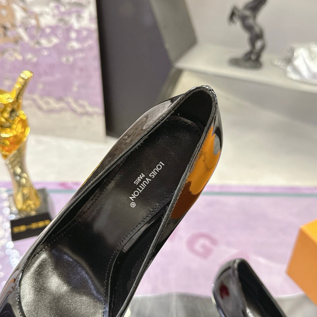 LV 26S POINTED TOE PUMPS 85MM IN BLACK PATENT CALFSKIN