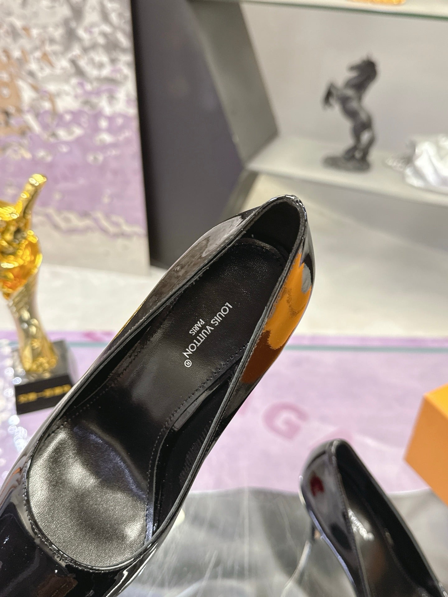 LV 26S POINTED TOE PUMPS 85MM IN BLACK PATENT CALFSKIN