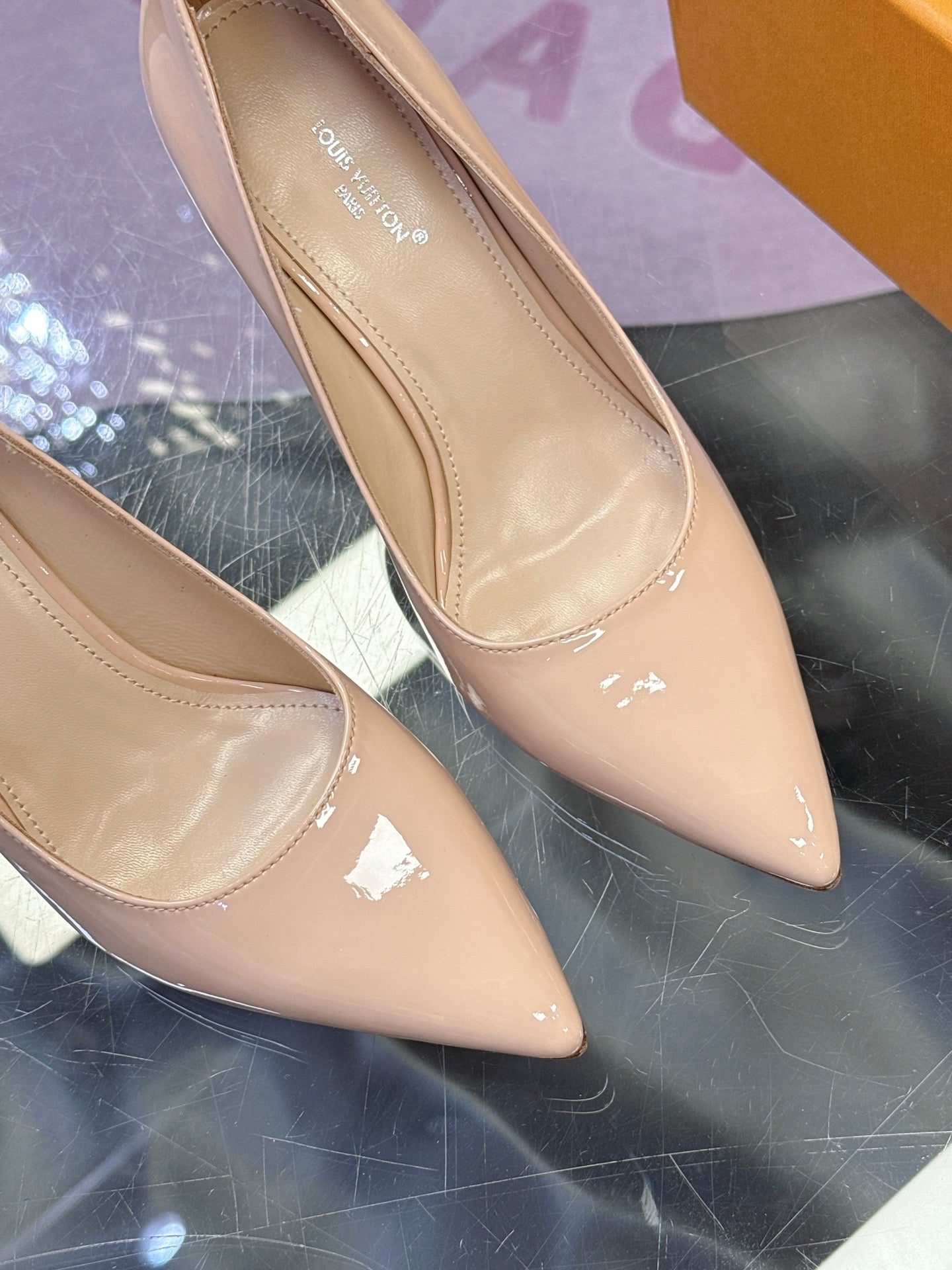 LV 26S POINTED TOE PUMPS 85MM IN NUDE BEIGE PATENT CALFSKIN