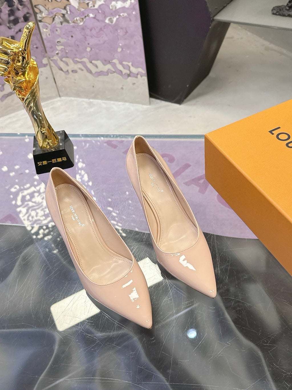 LV 26S POINTED TOE PUMPS 85MM IN NUDE BEIGE PATENT CALFSKIN