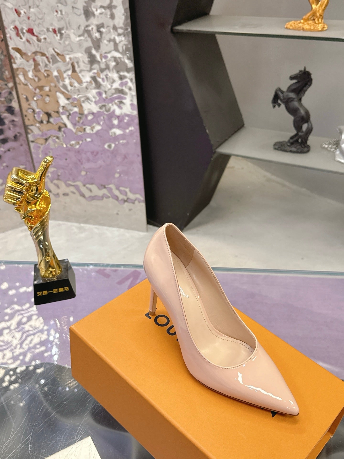 LV 26S POINTED TOE PUMPS 85MM IN NUDE BEIGE PATENT CALFSKIN