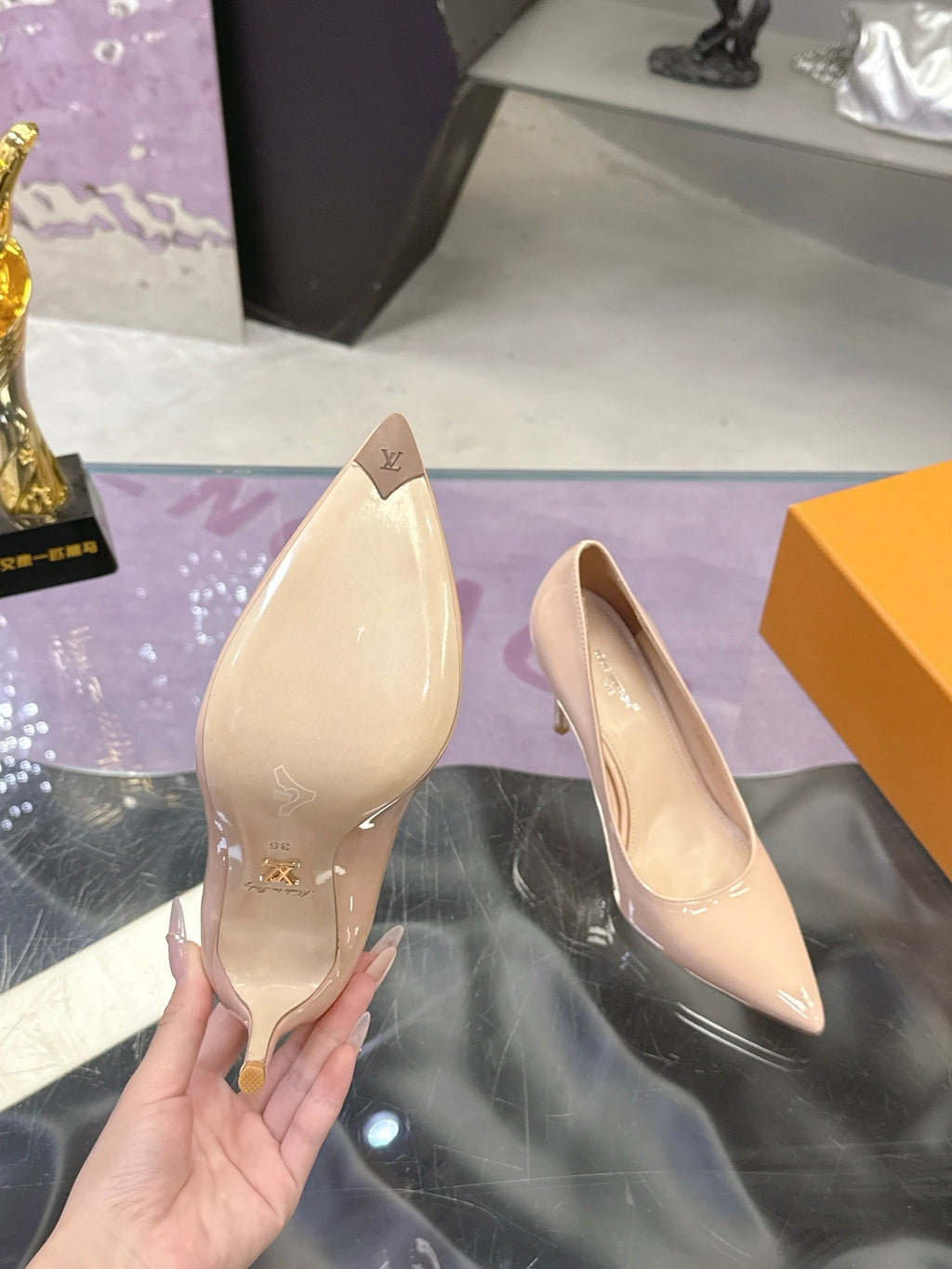 LV 26S POINTED TOE PUMPS 85MM IN NUDE BEIGE PATENT CALFSKIN