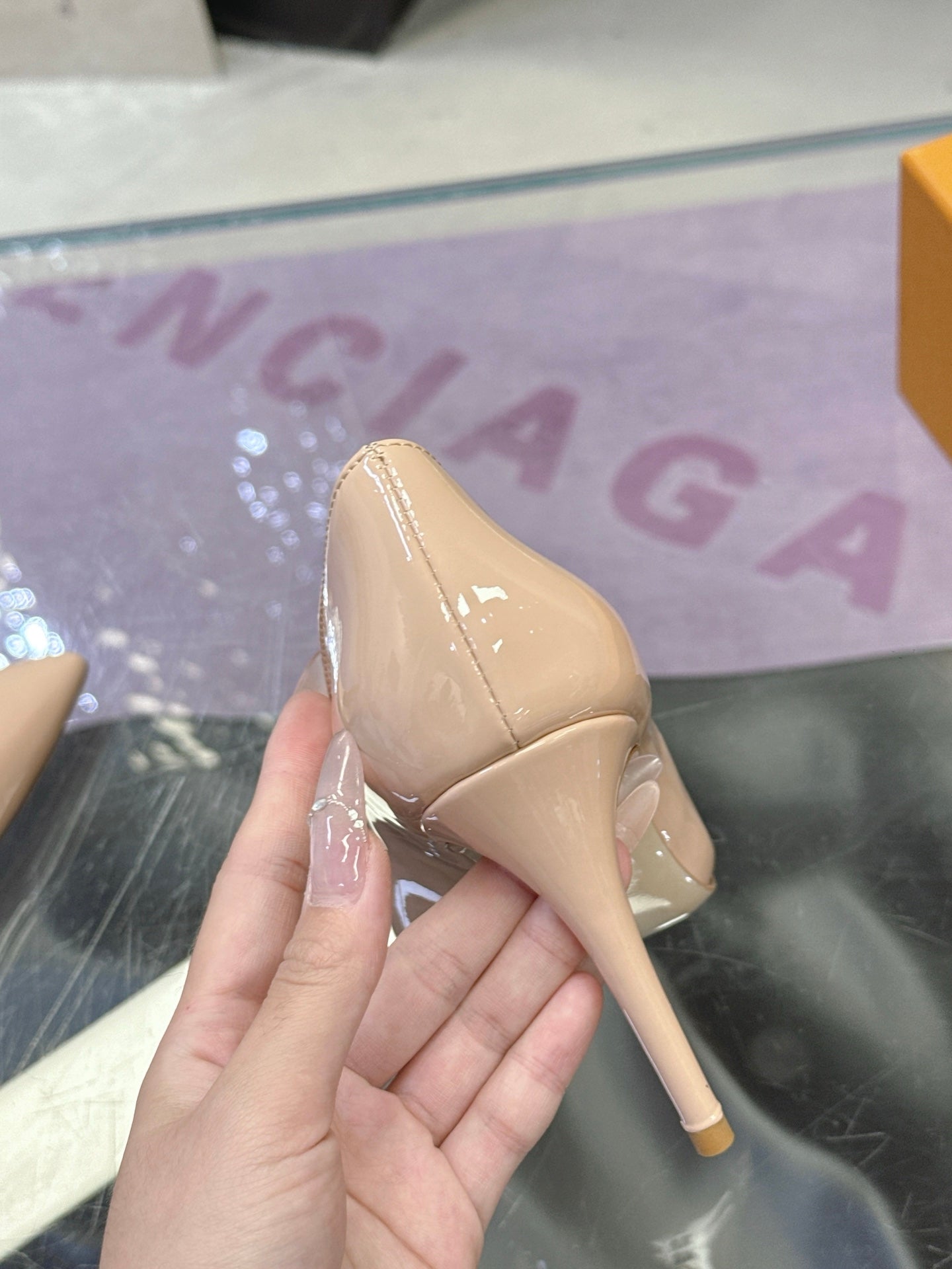 LV 26S POINTED TOE PUMPS 85MM IN NUDE BEIGE PATENT CALFSKIN