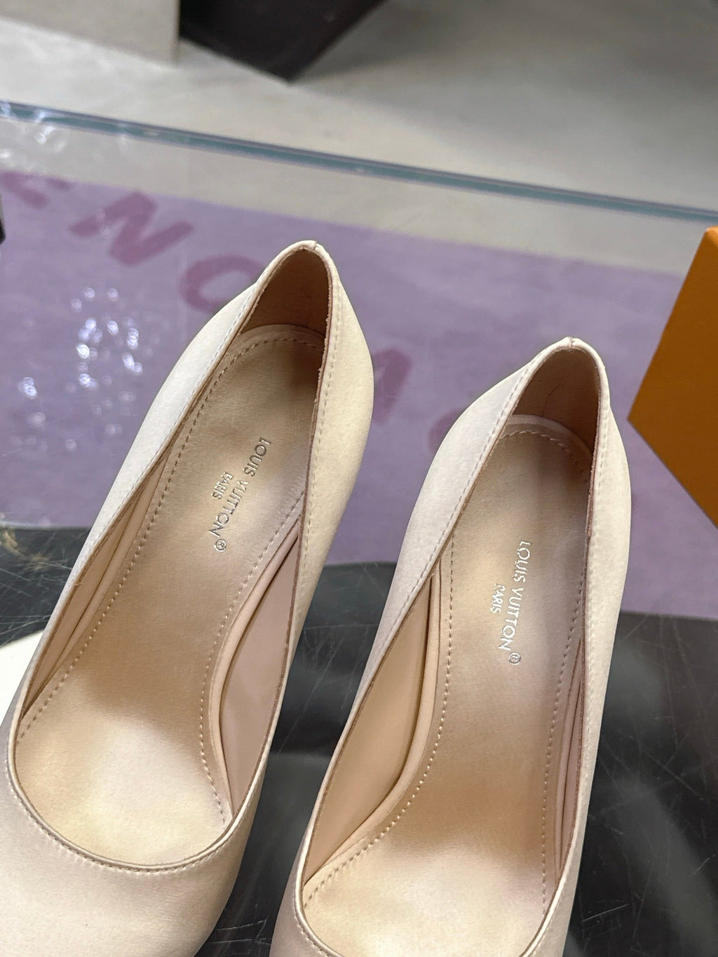 LV 26S POINTED TOE PUMPS 85MM IN NUDE BEIGE SATIN