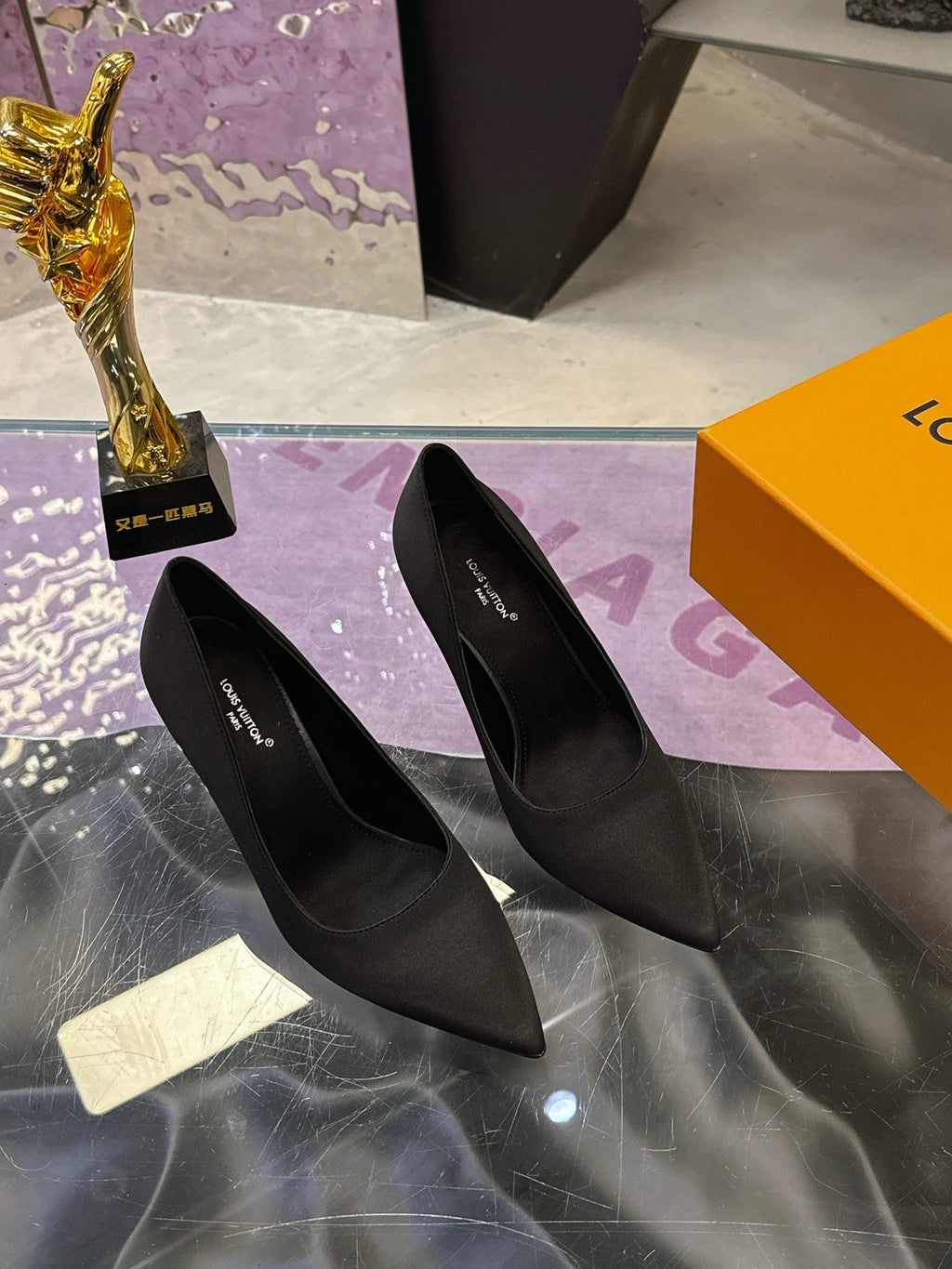 LV 26S POINTED TOE PUMPS 85MM IN BLACK SATIN
