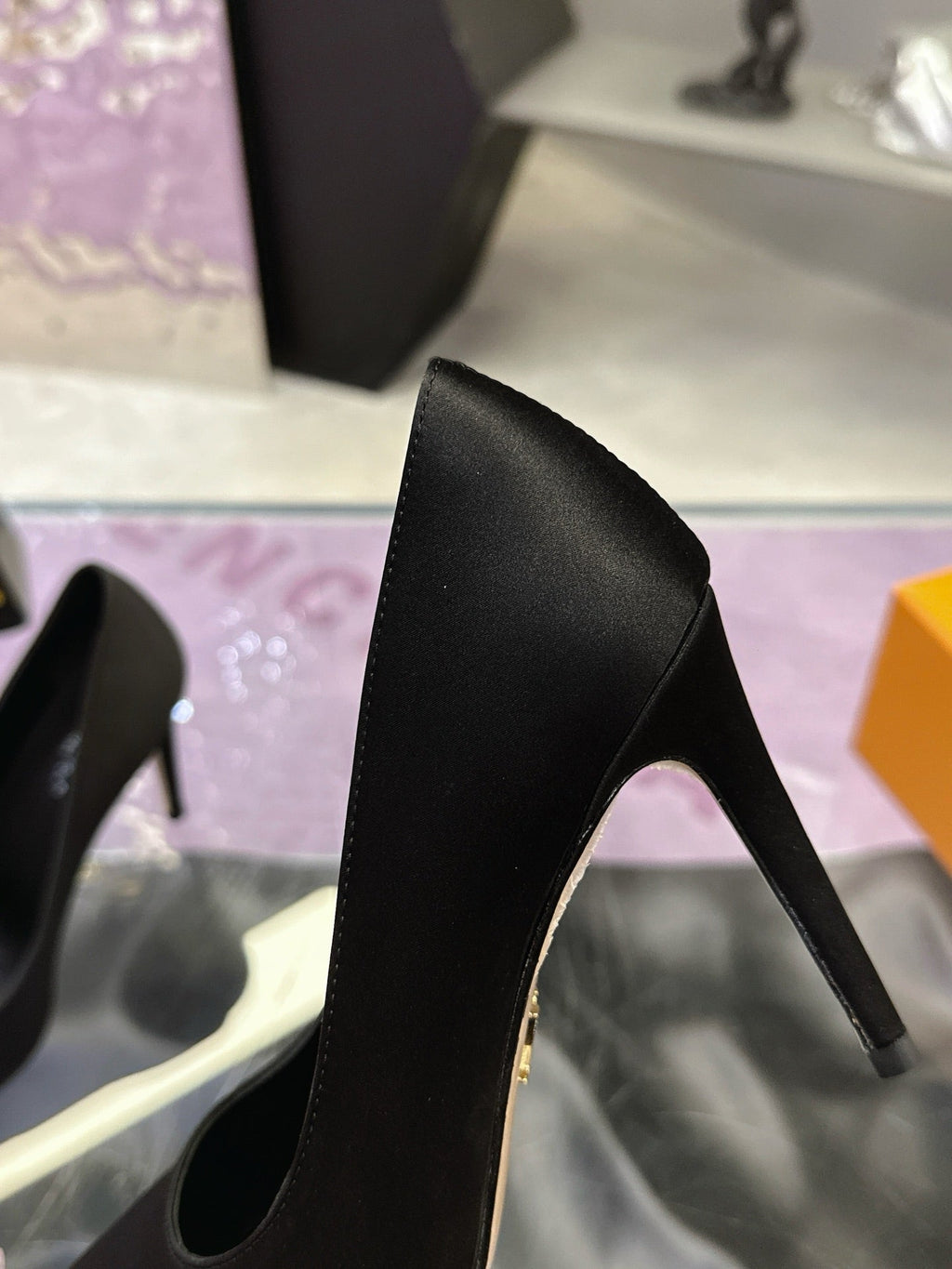LV 26S POINTED TOE PUMPS 85MM IN BLACK SATIN