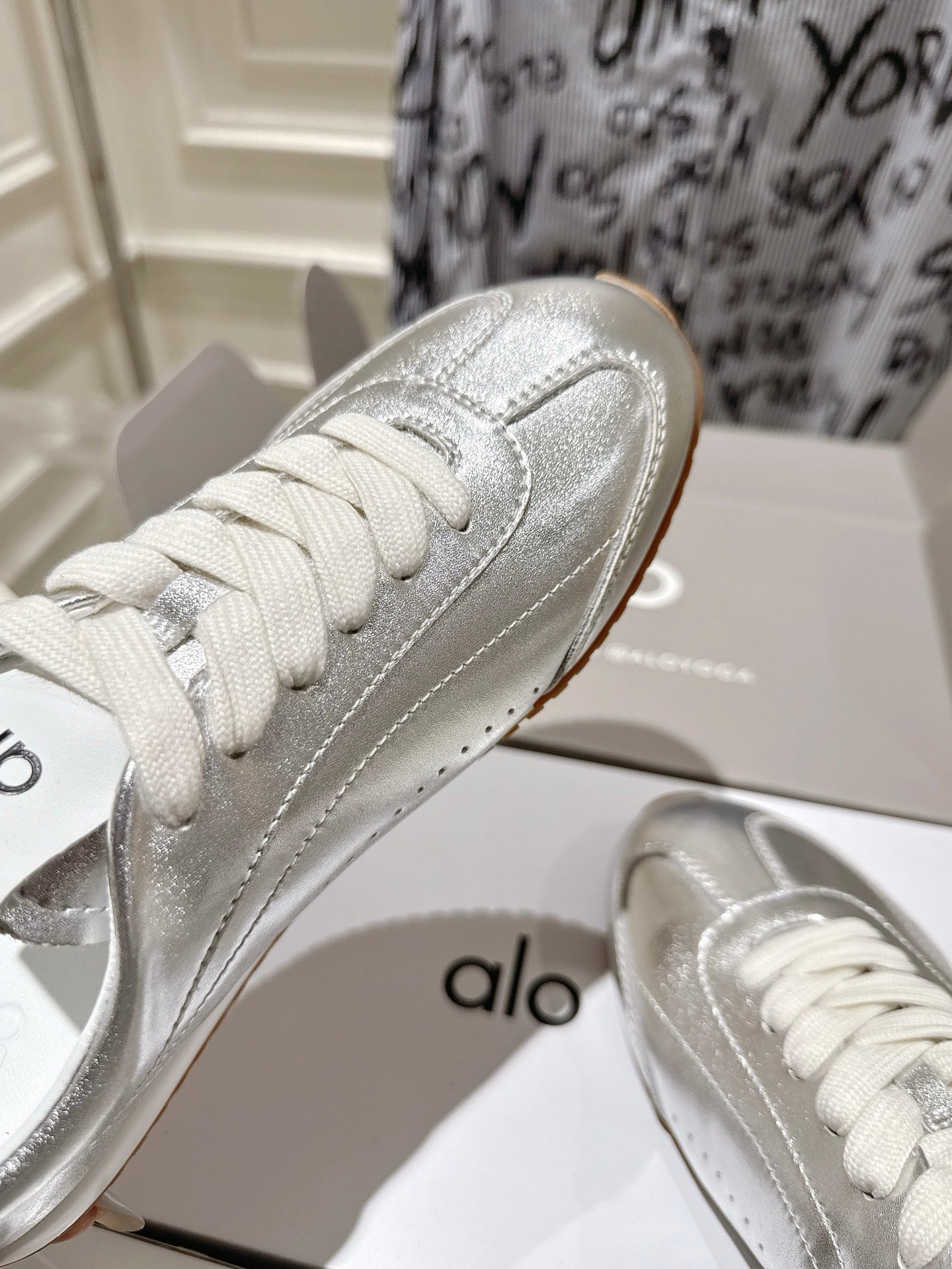 ALO 25S SUNSET SNEAKER IN SILVER LAMBSKIN