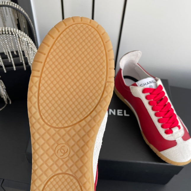 CHANEL LOW-TOP SNEAKERS IN RED CALFSKIN MIX SUEDE