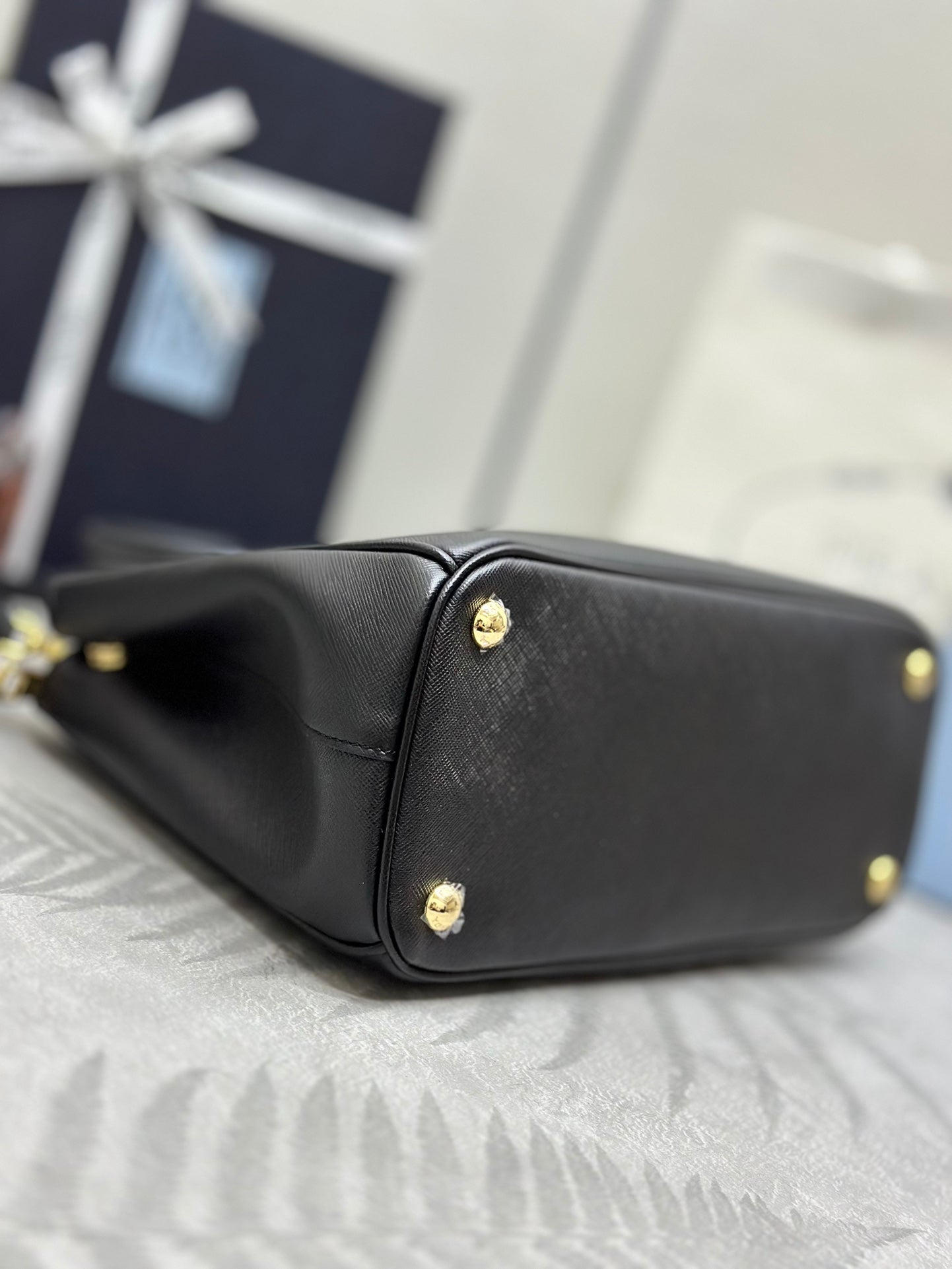 PRADA 25S GALLERIA LARGE BAG 28 IN BLACK CALFSKIN GOLD HARDWARE