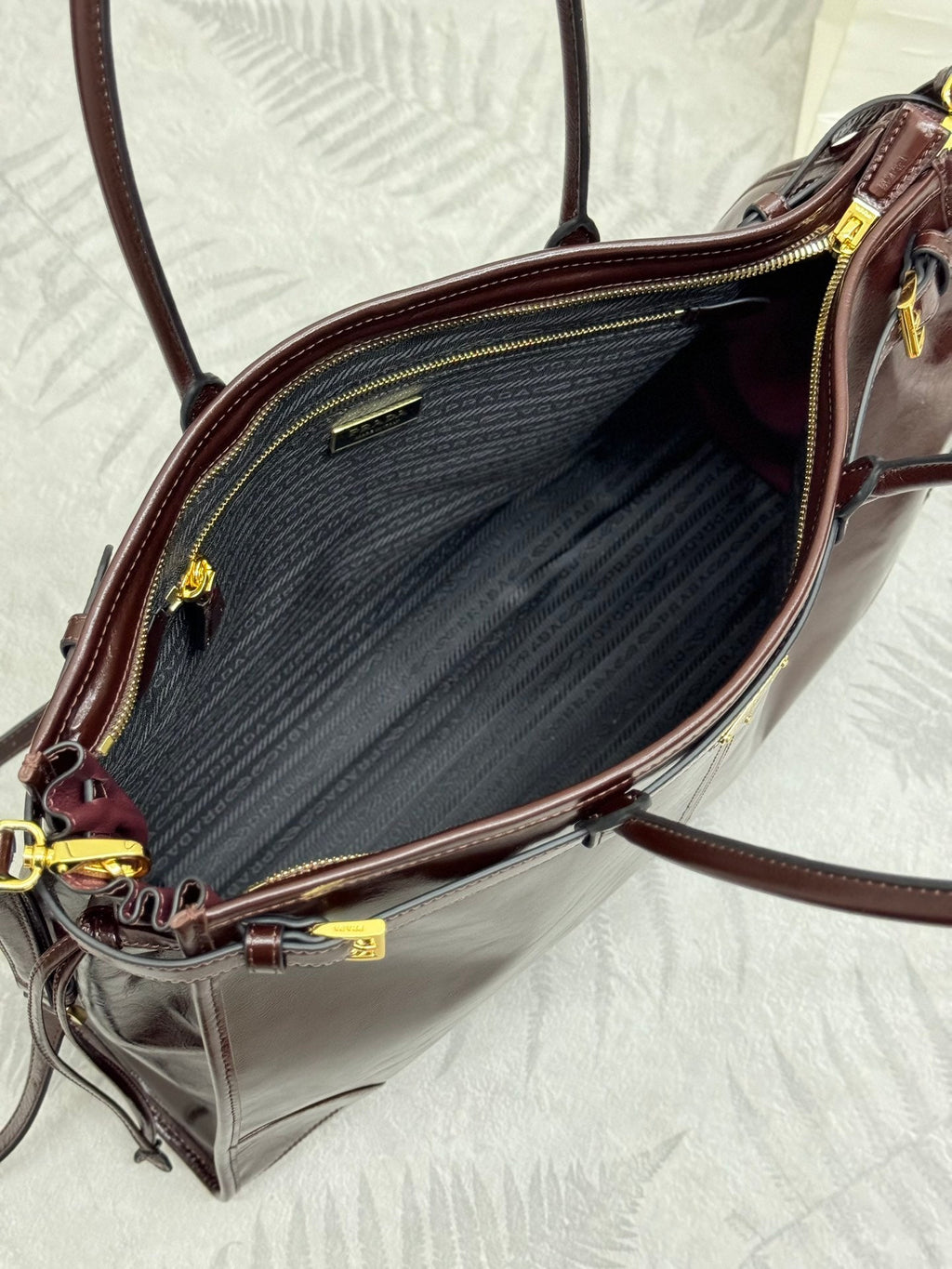 PRADA 25S BONNIE EXTRA-LARGE 42 IN DARK BROWN GLOSSY CALFSKIN GOLD HARDWARE