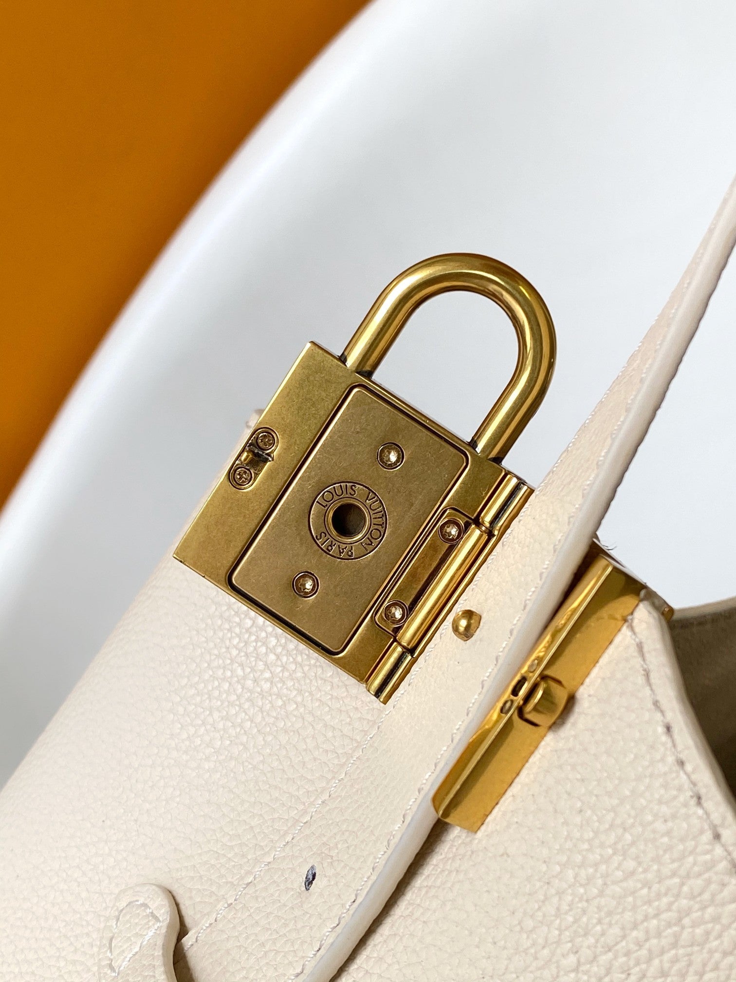 LV 25S LOW KEY HOBO BAG 28 CM IN CREAM WHITE CALFSKIN