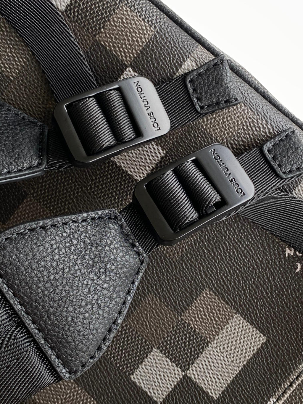 LV 25S CHRISTOPHER BACKPACK 47 IN DAMOFLAGE BLACK CALFSKIN