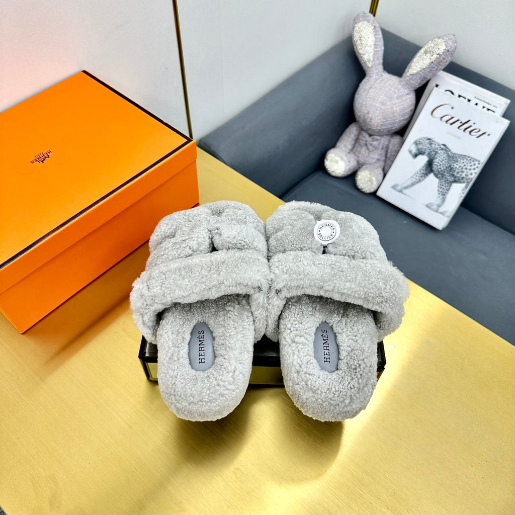 CHYPRE SANDAL IN PALE GRAY SHEARLING