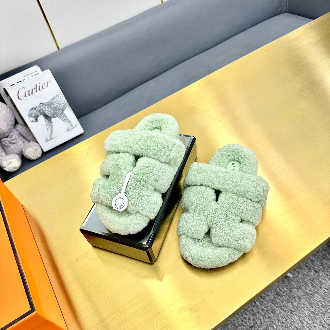 CHYPRE SANDAL IN PASTEL GREEN SHEARLING