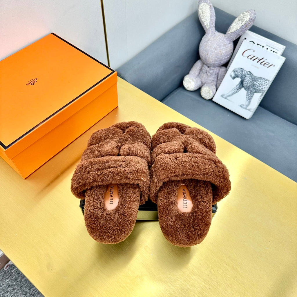 CHYPRE SANDAL IN UMBER BROWN SHEARLING