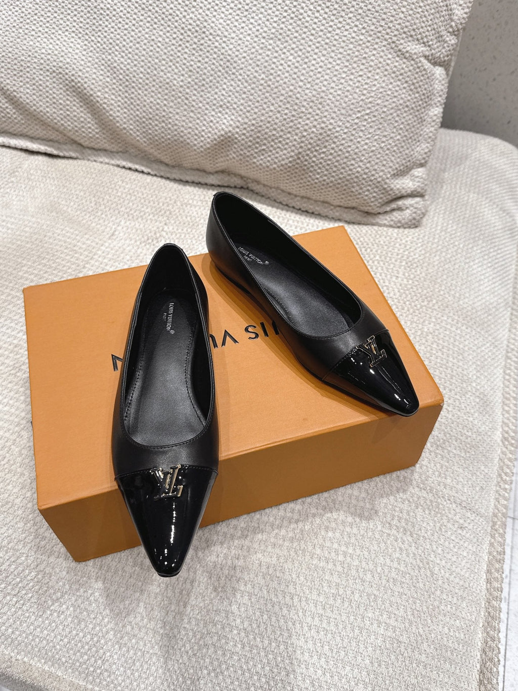 LV 26S POINTED TOE BALLET FLATS IN BLACK CALFSKIN