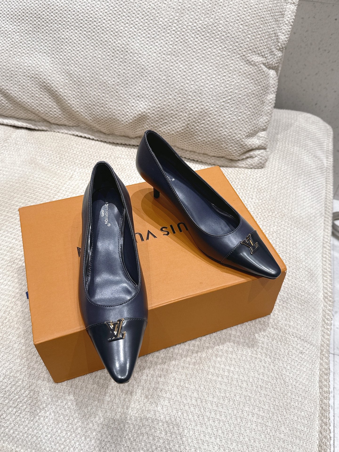 LV 26S POINTED TOE HIGH HEELS 55 MM IN BLACK BLUE CALFSKIN