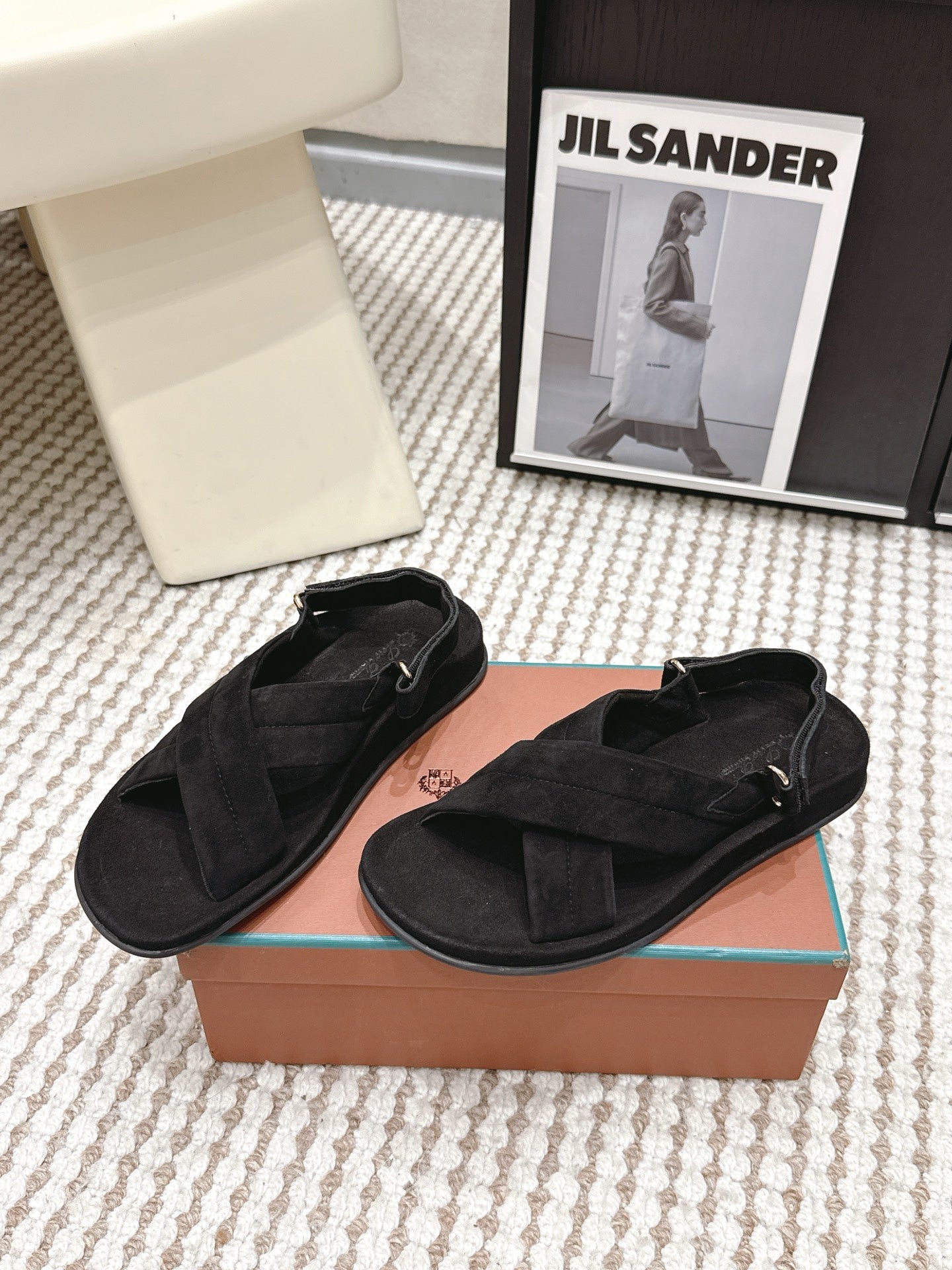 LP 26S CROSS-STRAP SANDALS IN BLACK SUEDE
