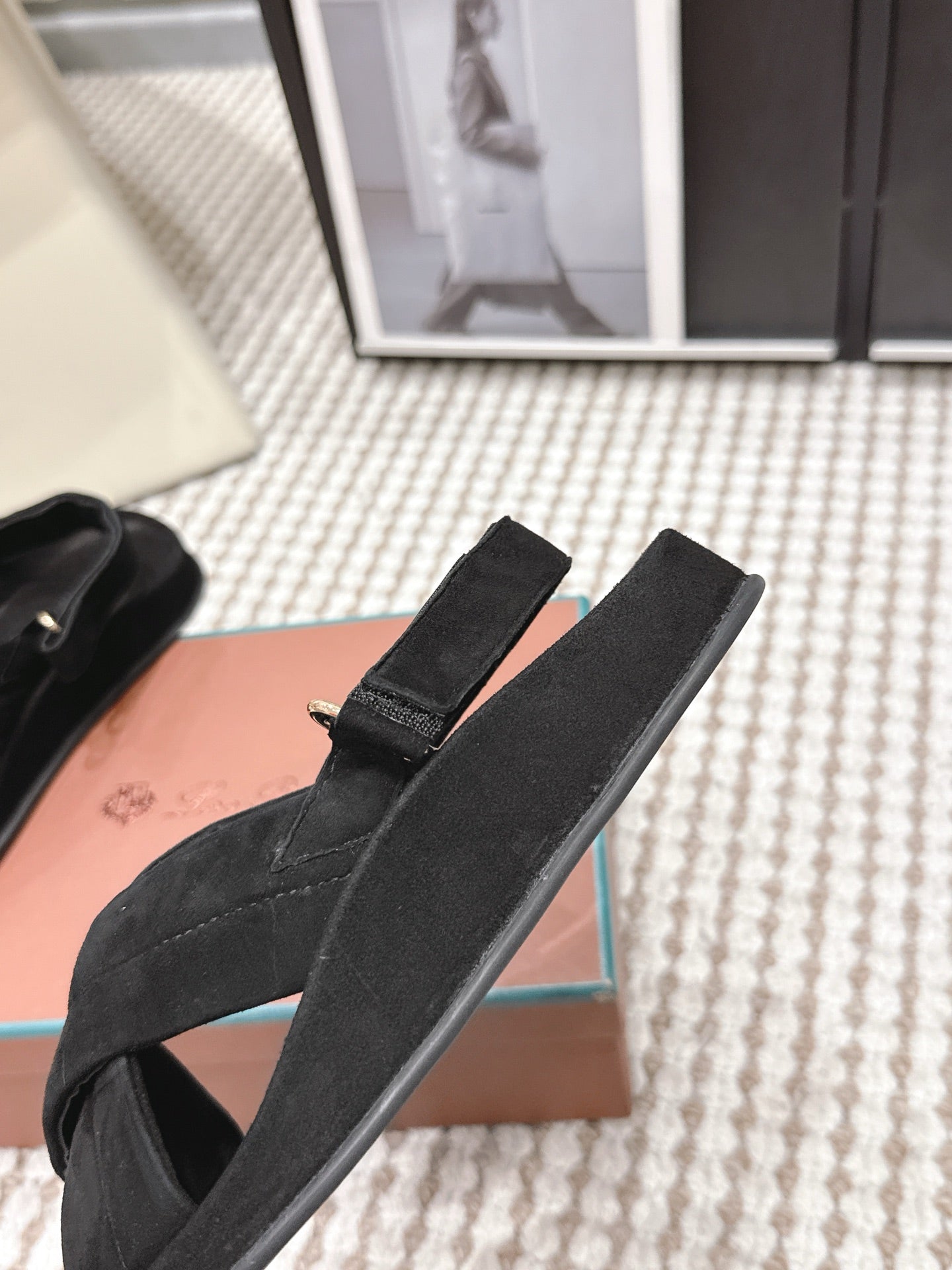 LP 26S CROSS-STRAP SANDALS IN BLACK SUEDE