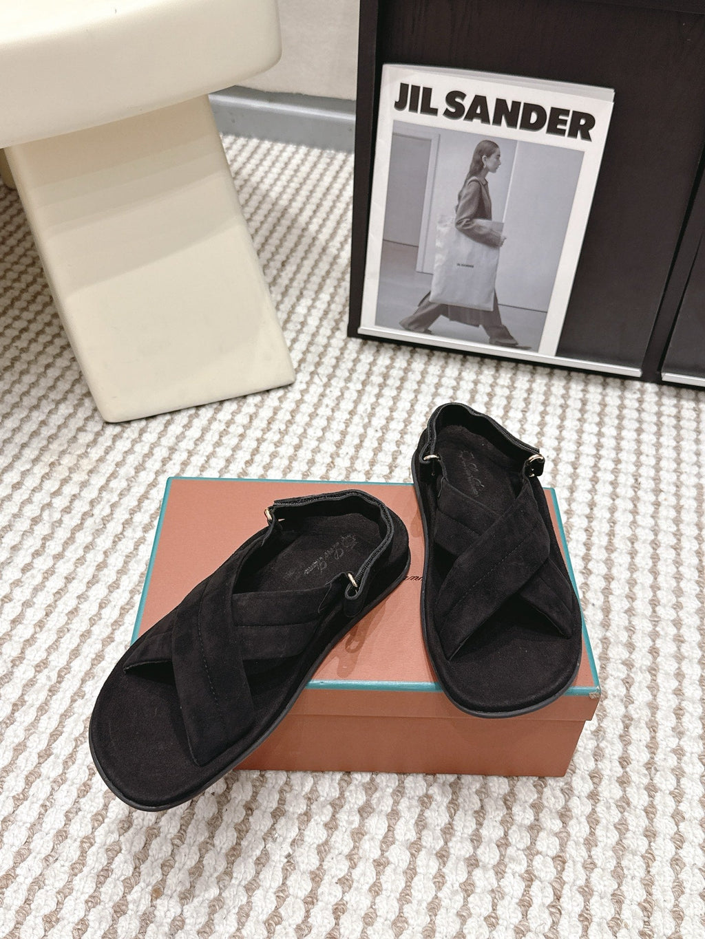 LP 26S CROSS-STRAP SANDALS IN BLACK SUEDE